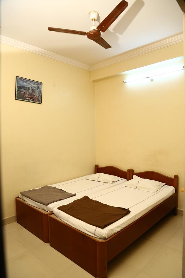 Sri Sai Krishna Deluxe Lodge Хайдарабад Экстерьер фото